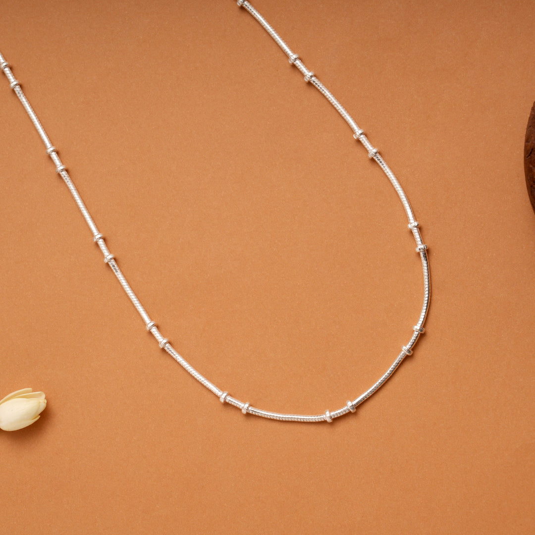 Sleek Pattern Satellite Silver Chain