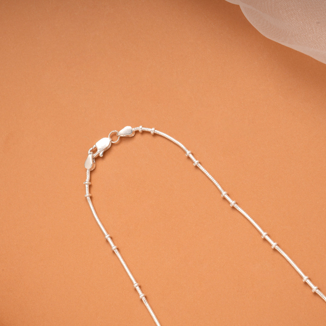 Sleek Pattern Satellite Silver Chain