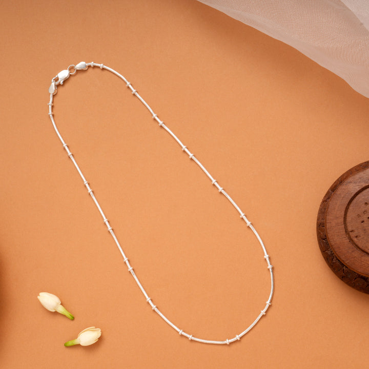 Sleek Pattern Satellite Silver Chain