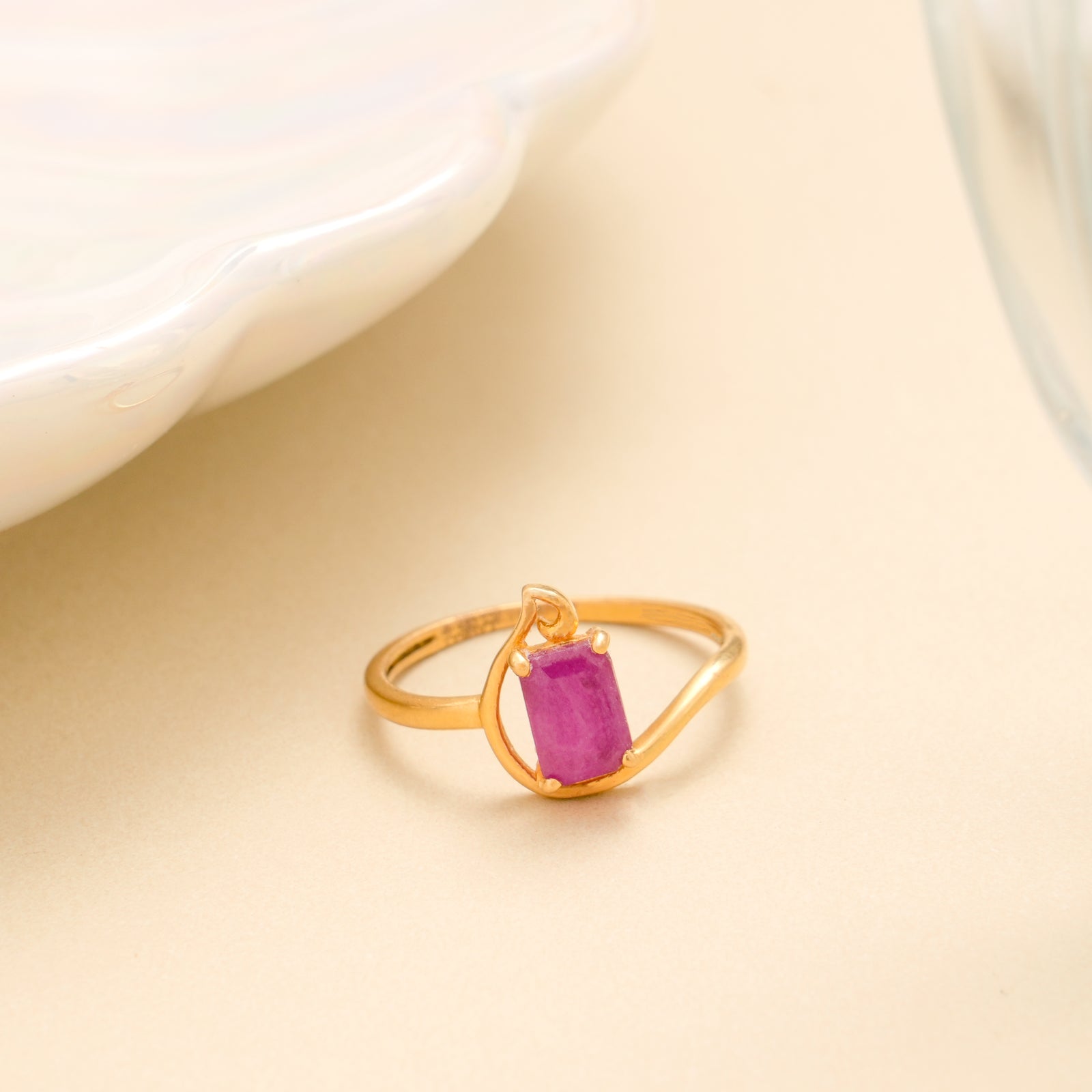 Elegant Ruby Style Bar Gold Ring