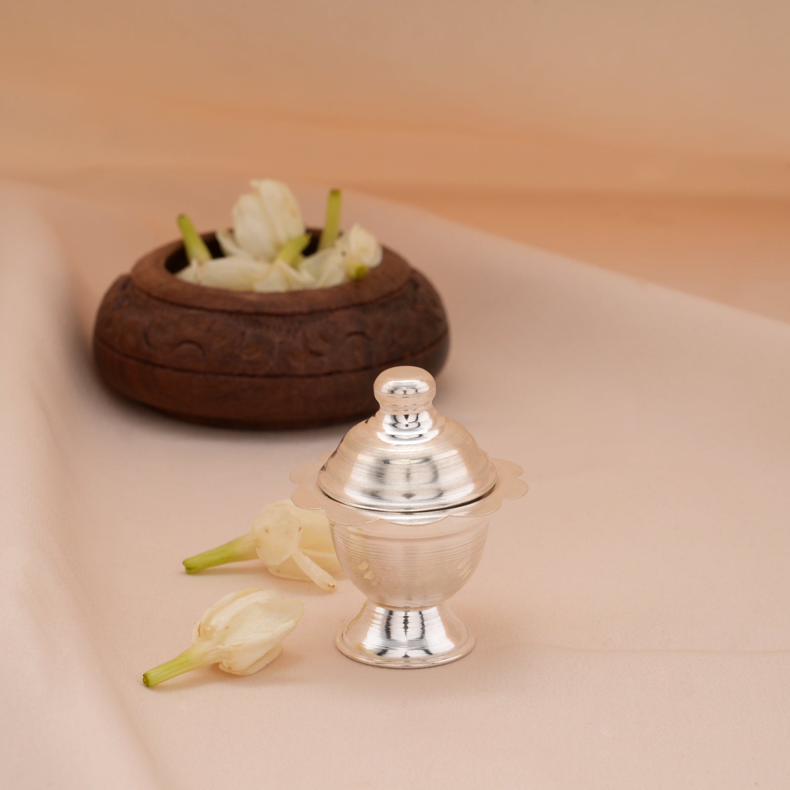 Regal Curved Design Silver Kumkum Chimil