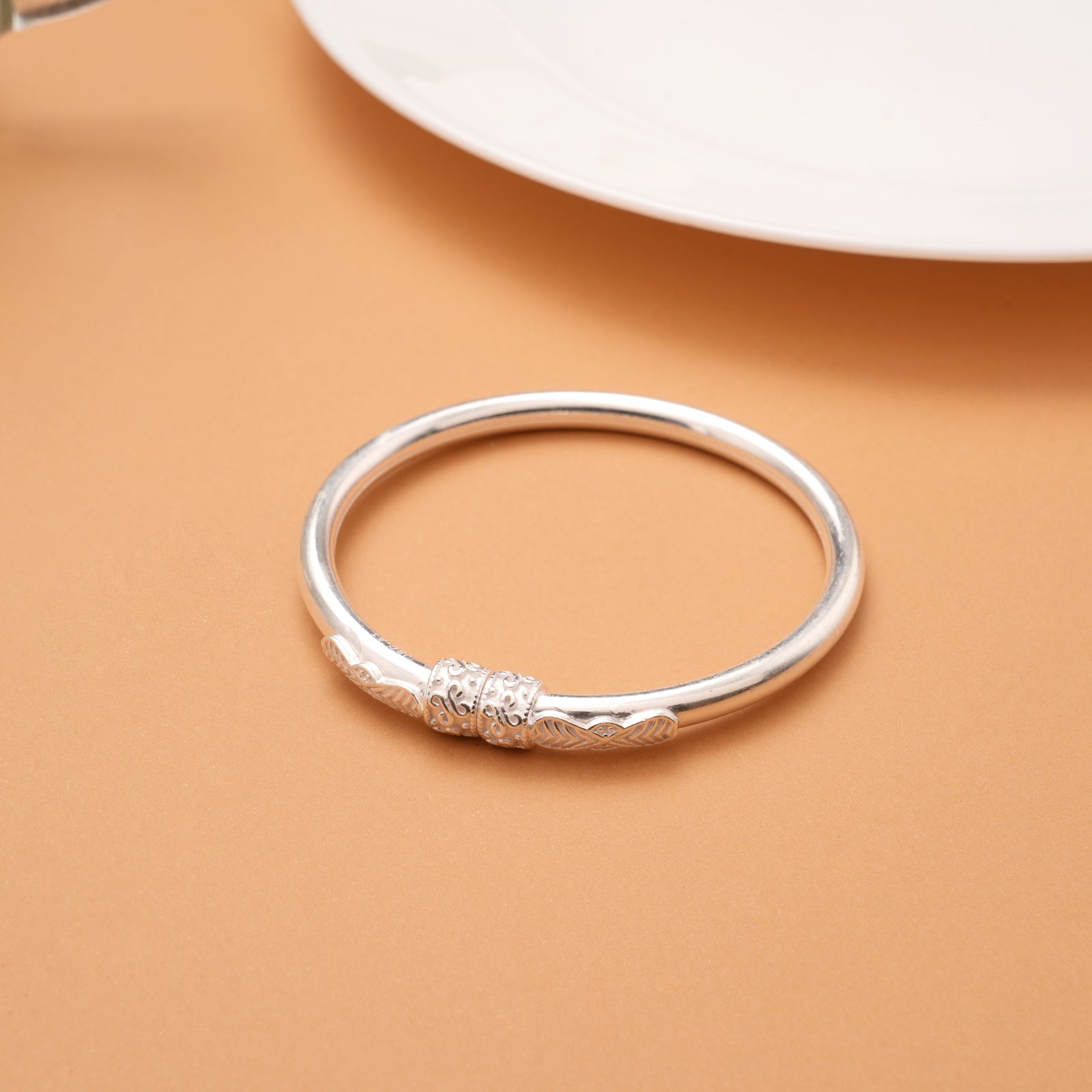 Sleek Intricate Plain Design Silver Bangles