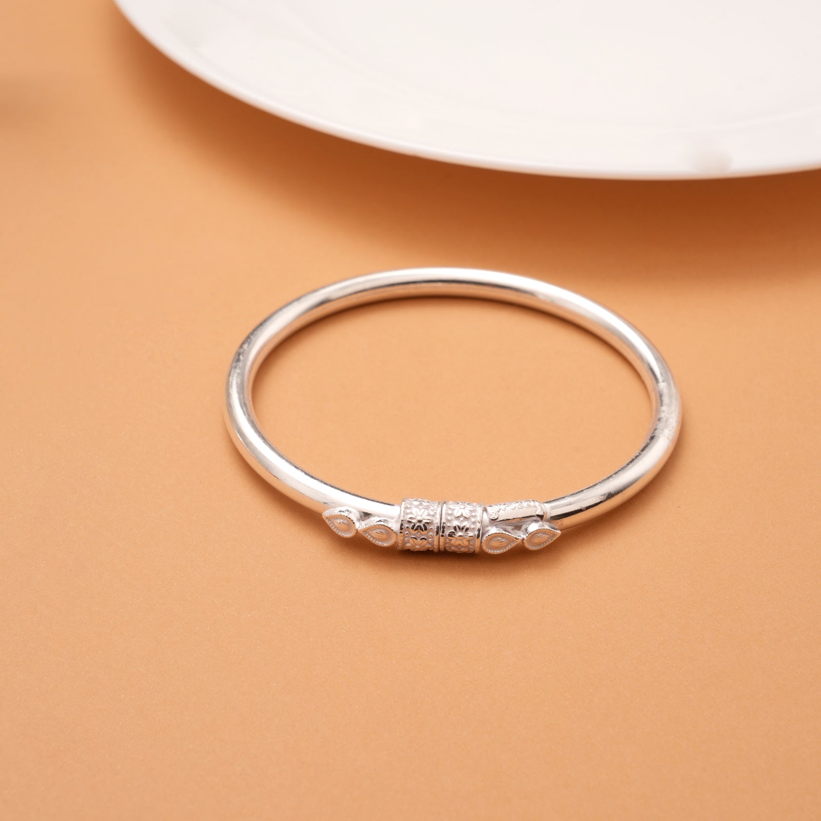 Elegant Tear Drop Design Silver Bangles