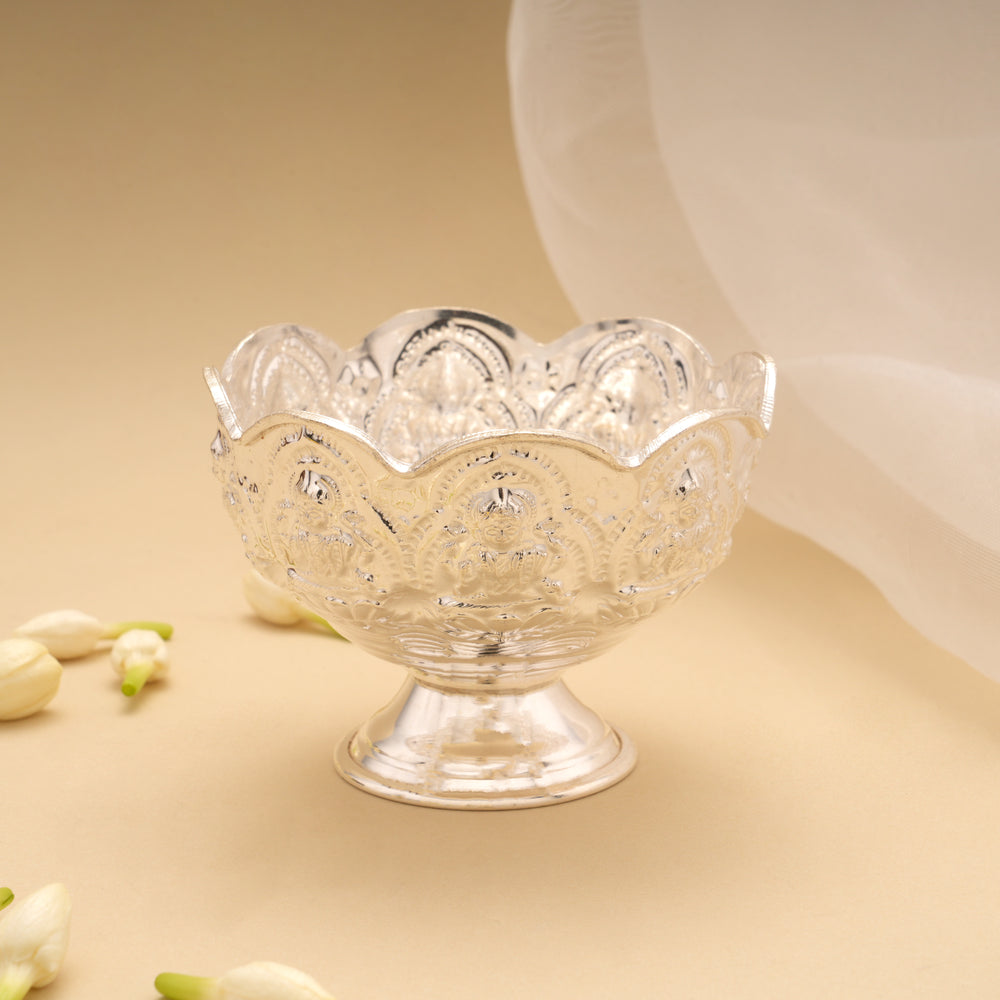 Minimal Lakshmi Silver Santhana Pela