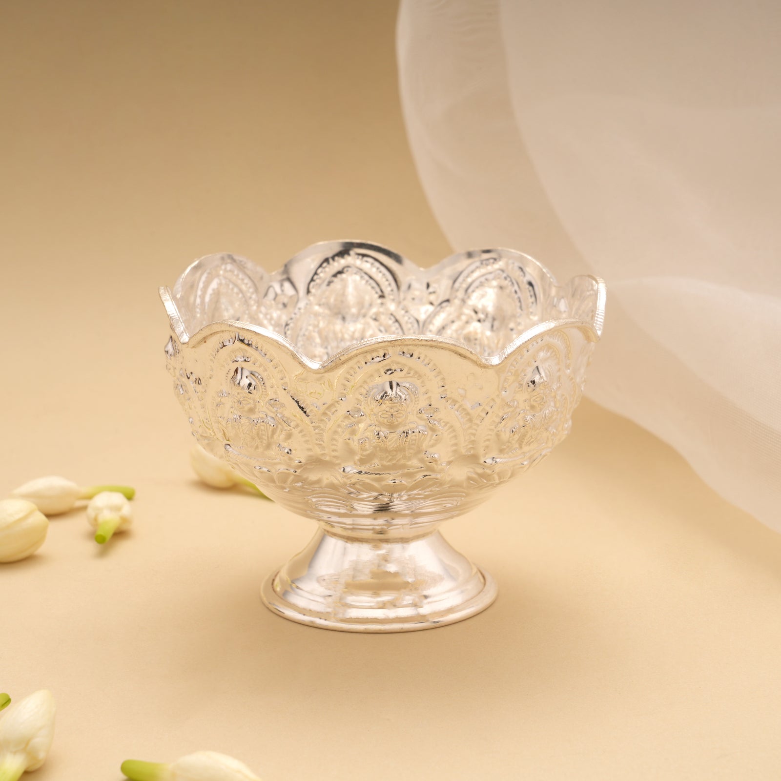 Minimal Lakshmi Silver Santhana Pela