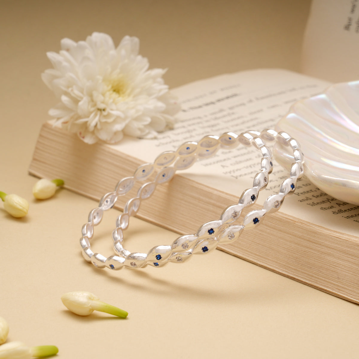 Elegant Oval Leaf Pattern Silver Bangle