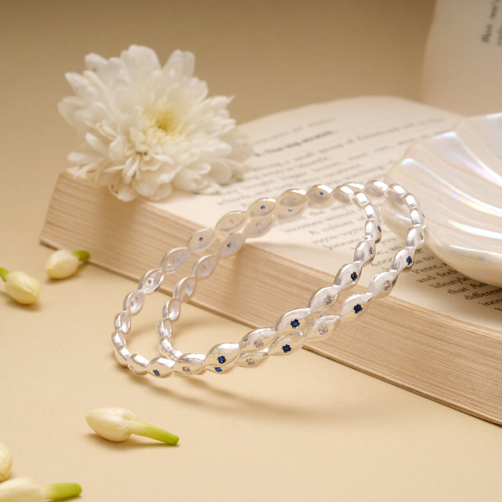 Elegant Oval Leaf Pattern Silver Bangle