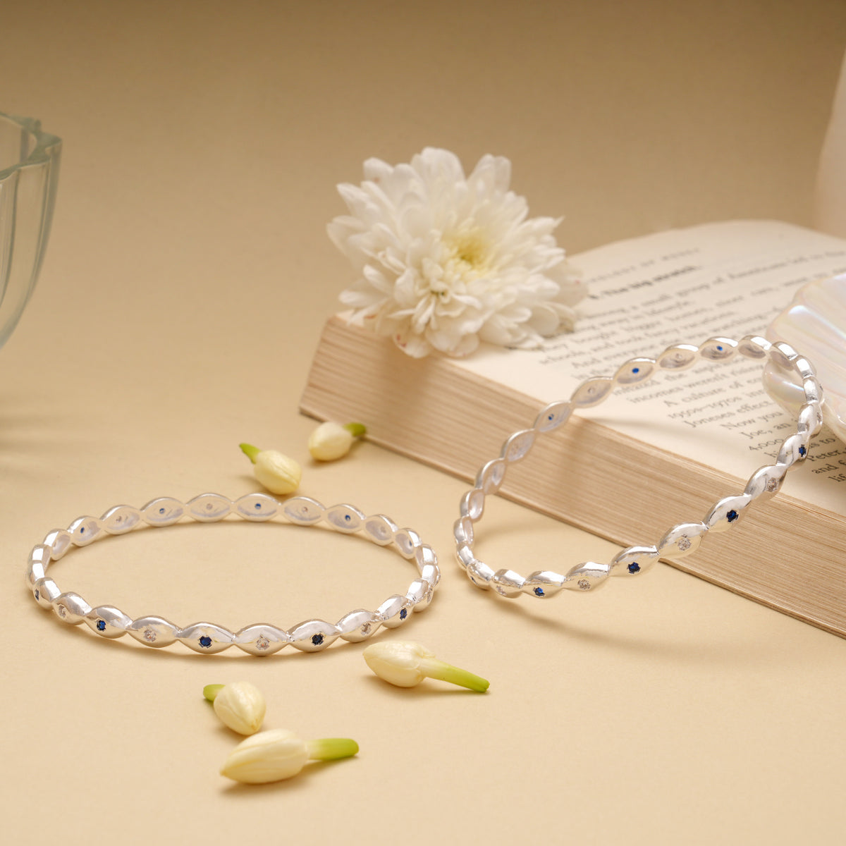 Elegant Oval Leaf Pattern Silver Bangle