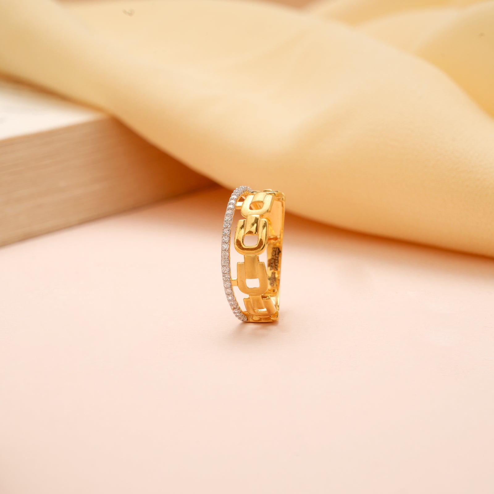 Heritage Link Design with Stone Gold Ring