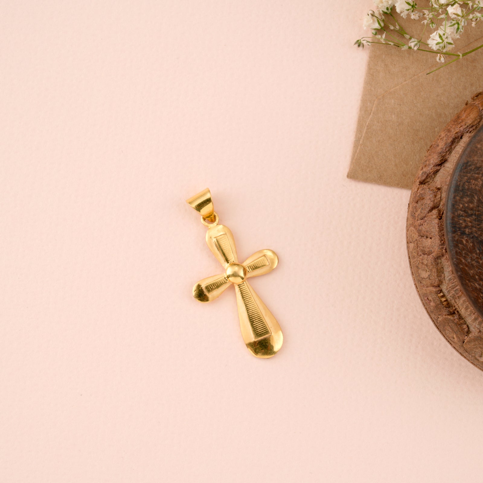 Graceful Gold Design Pendant