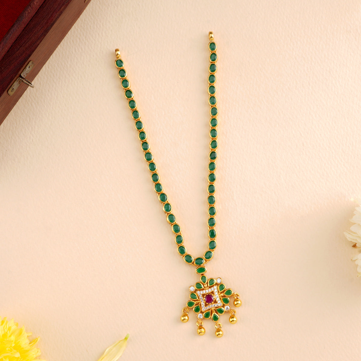 Stylish Emerald Blossom Step Necklace