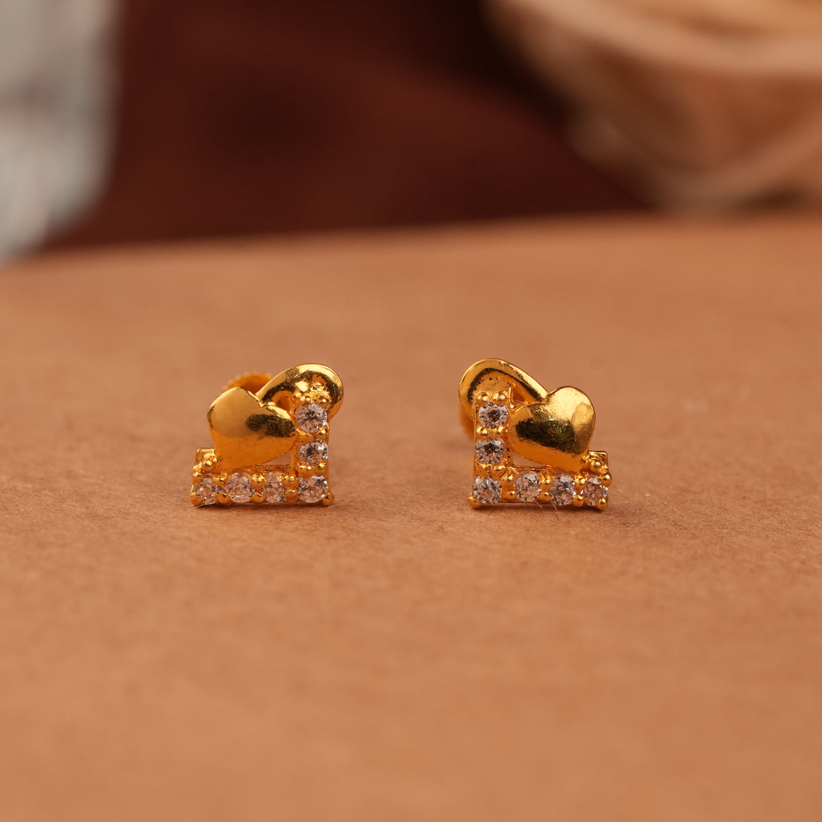 Stone-Studded Bow Design Gold Side Stud