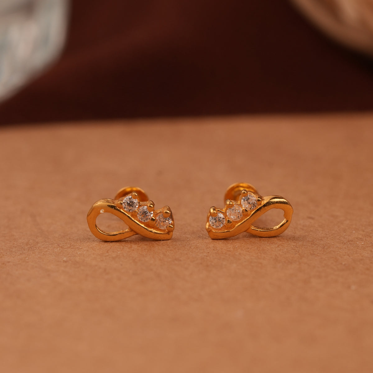 Curved Infinity Wave Design Gold Side Stud