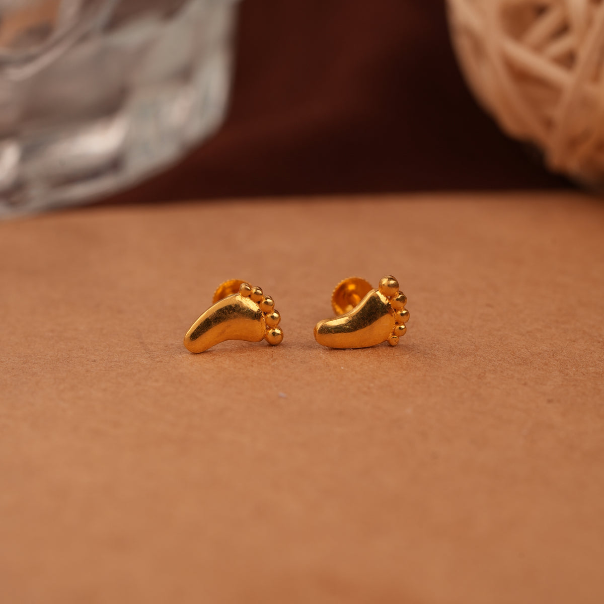 Tiny Charm Footprint Gold Side Stud
