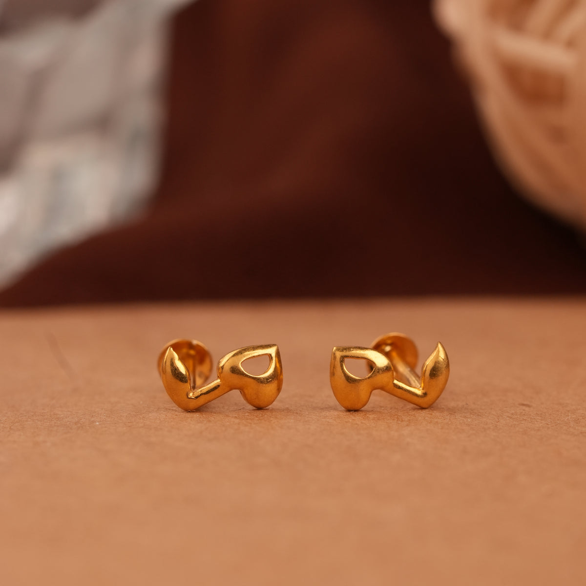 Sleek Arrow Design Gold Side Stud