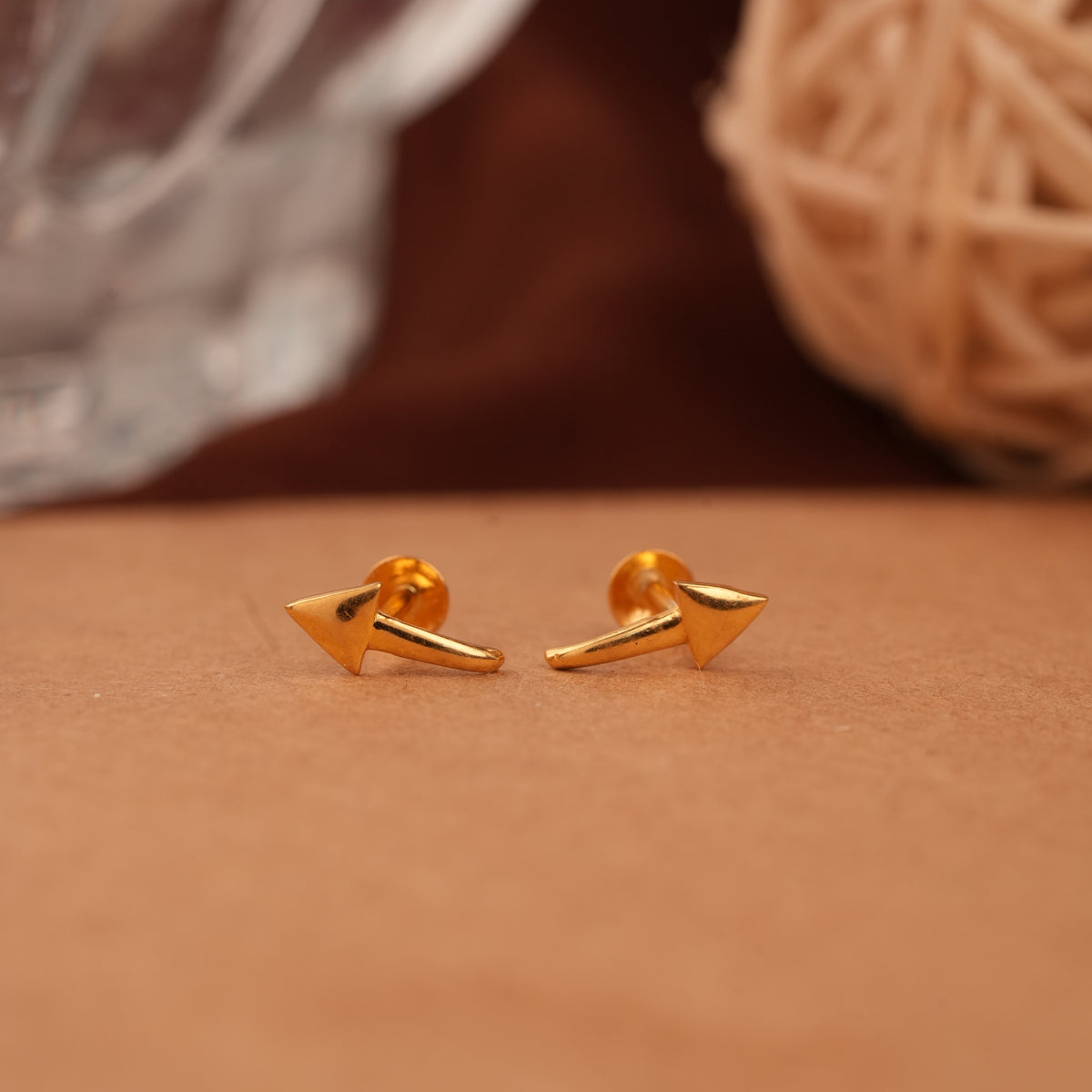 Sleek Arrow Design Gold Side Stud