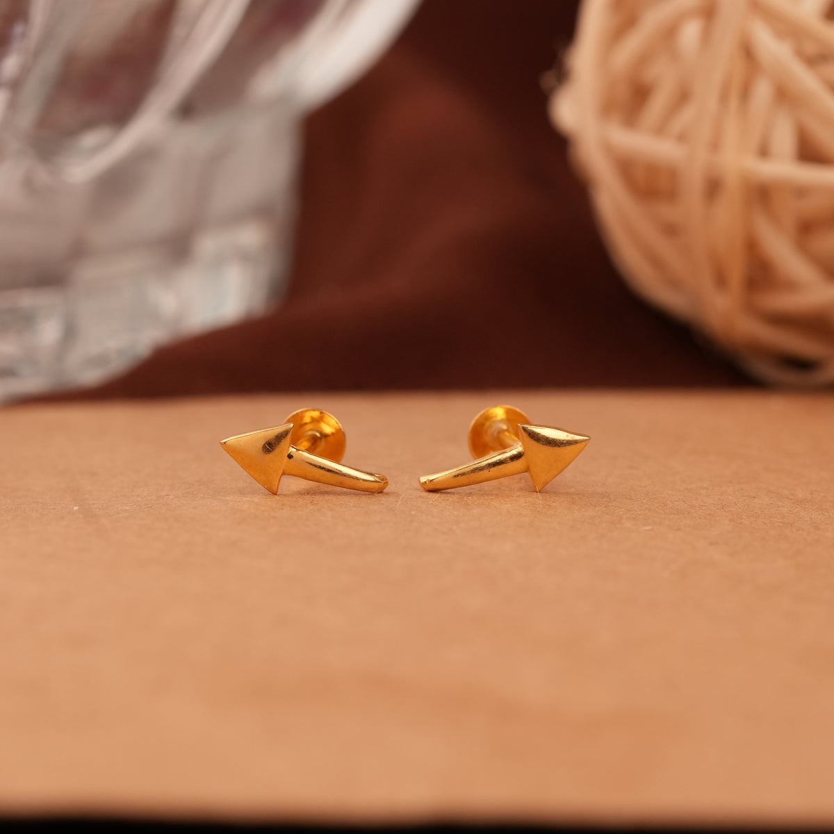 Sleek Arrow Design Gold Side Stud
