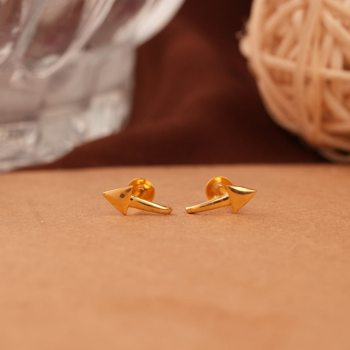 Sleek Arrow Design Gold Side Stud