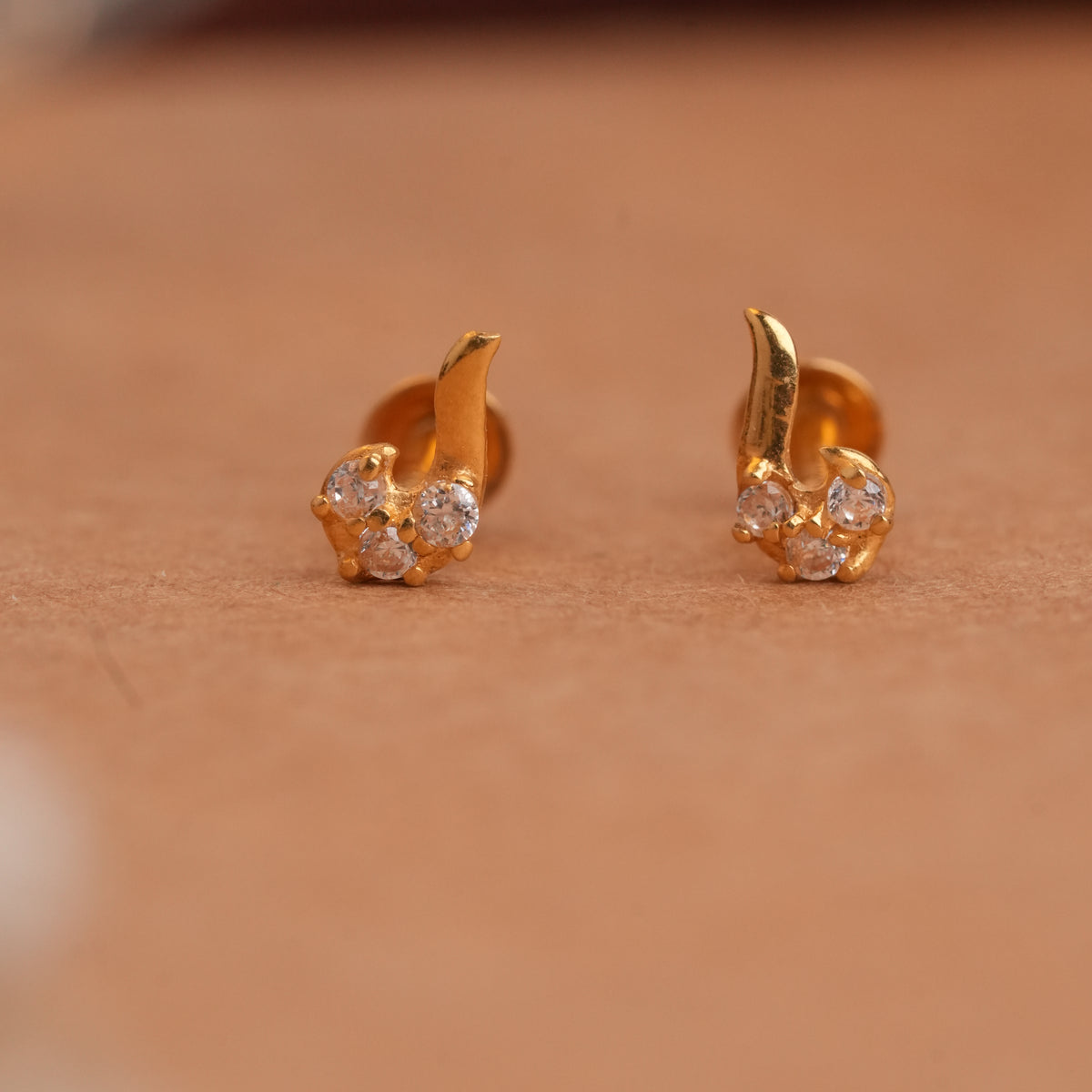 Minimalist chank design gold side stud