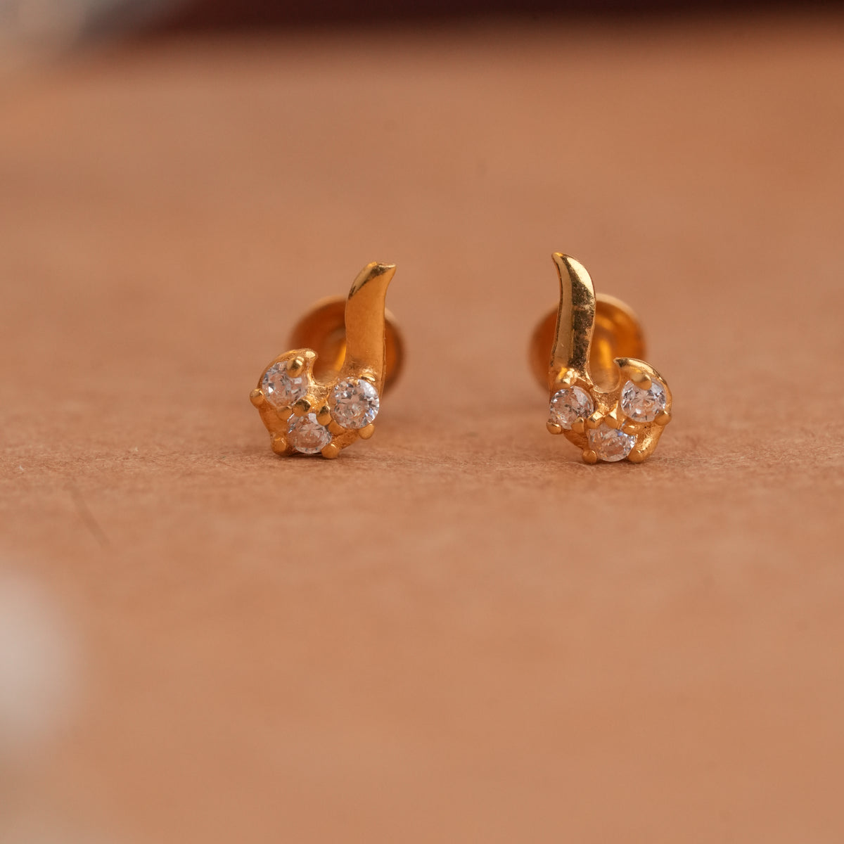 Minimalist chank design gold side stud