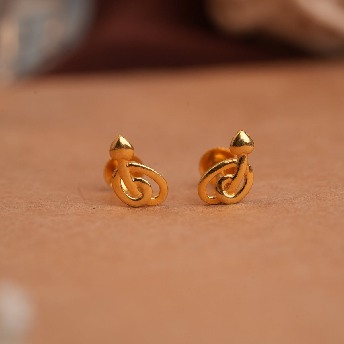 Elegant Curved Leaf Cluster Gold Side Studs