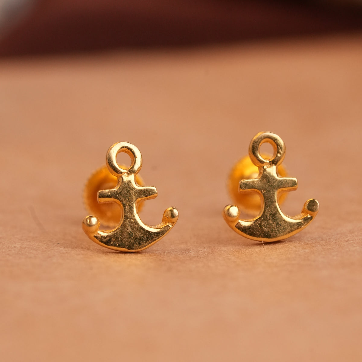Minimalist anchor design gold side stud