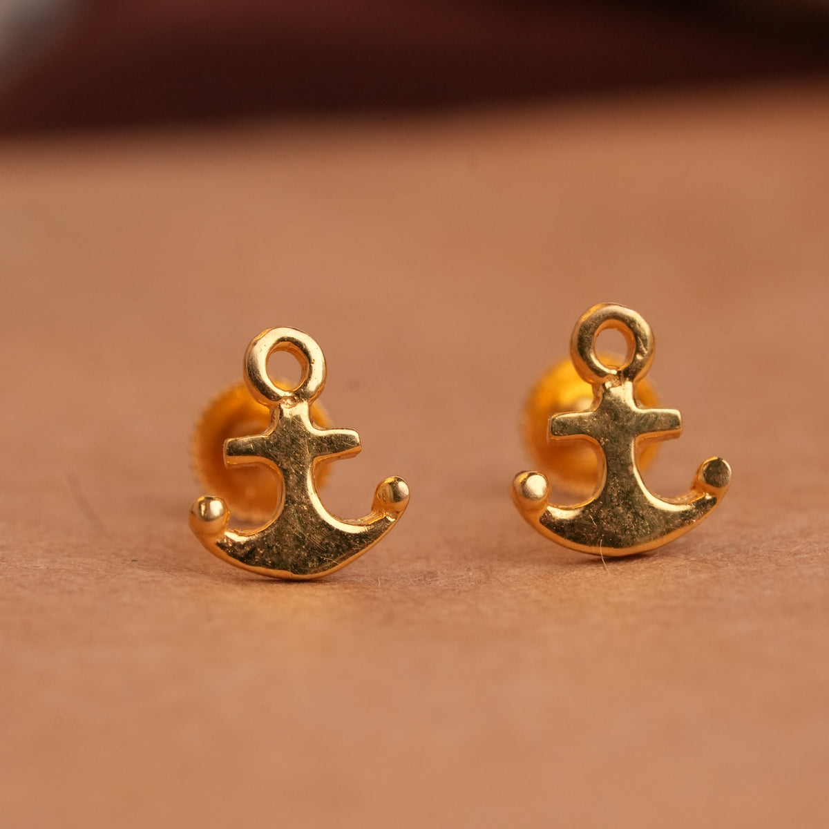 Minimalist anchor design gold side stud