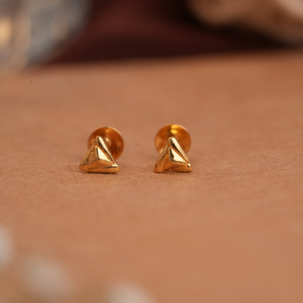 Small pyramid design gold side stud