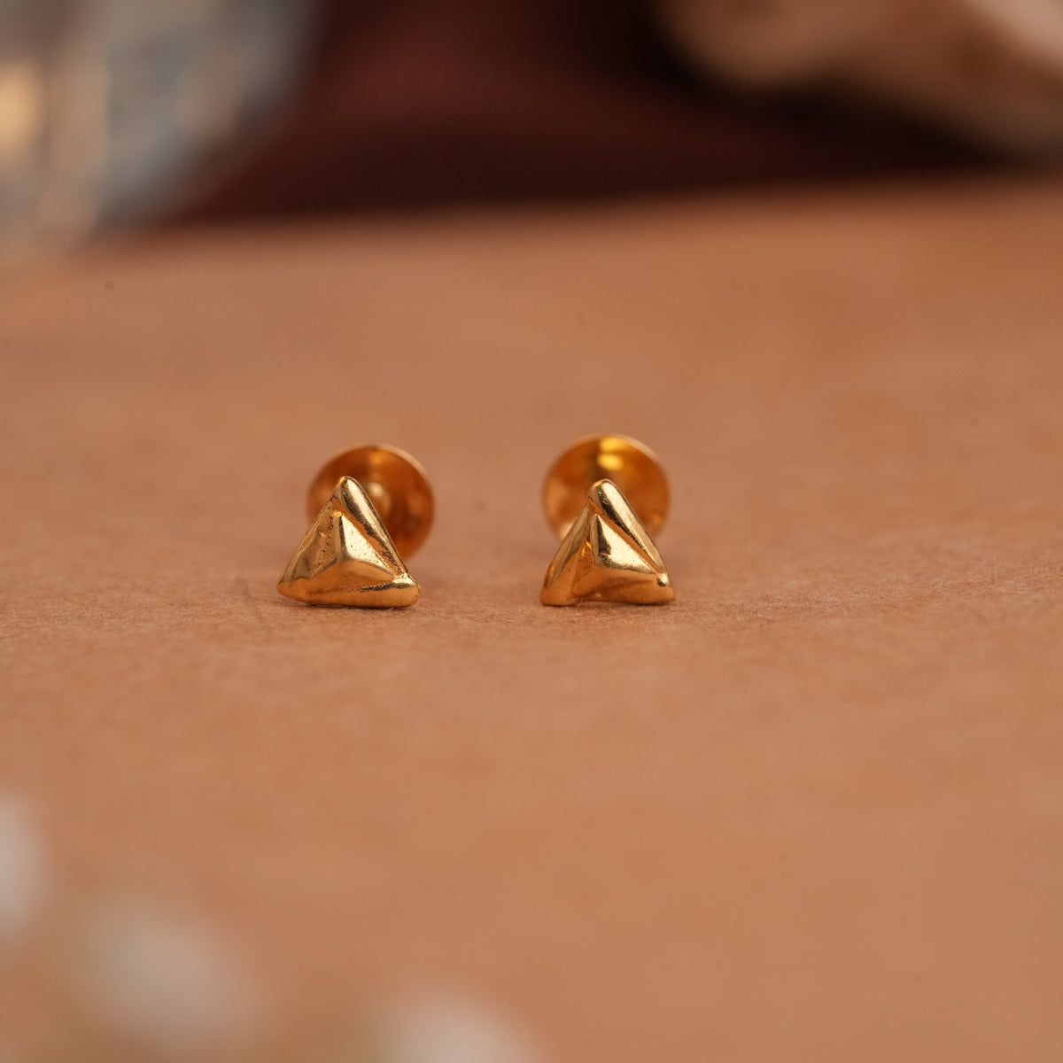 Small pyramid design gold side stud
