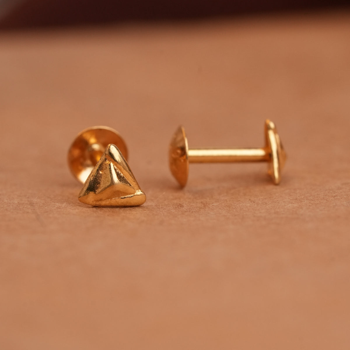 Small pyramid design gold side stud