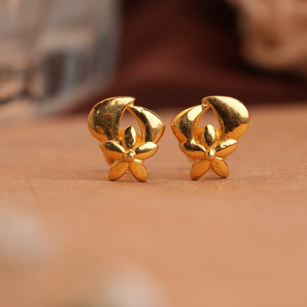 Small flower bud design gold side stud