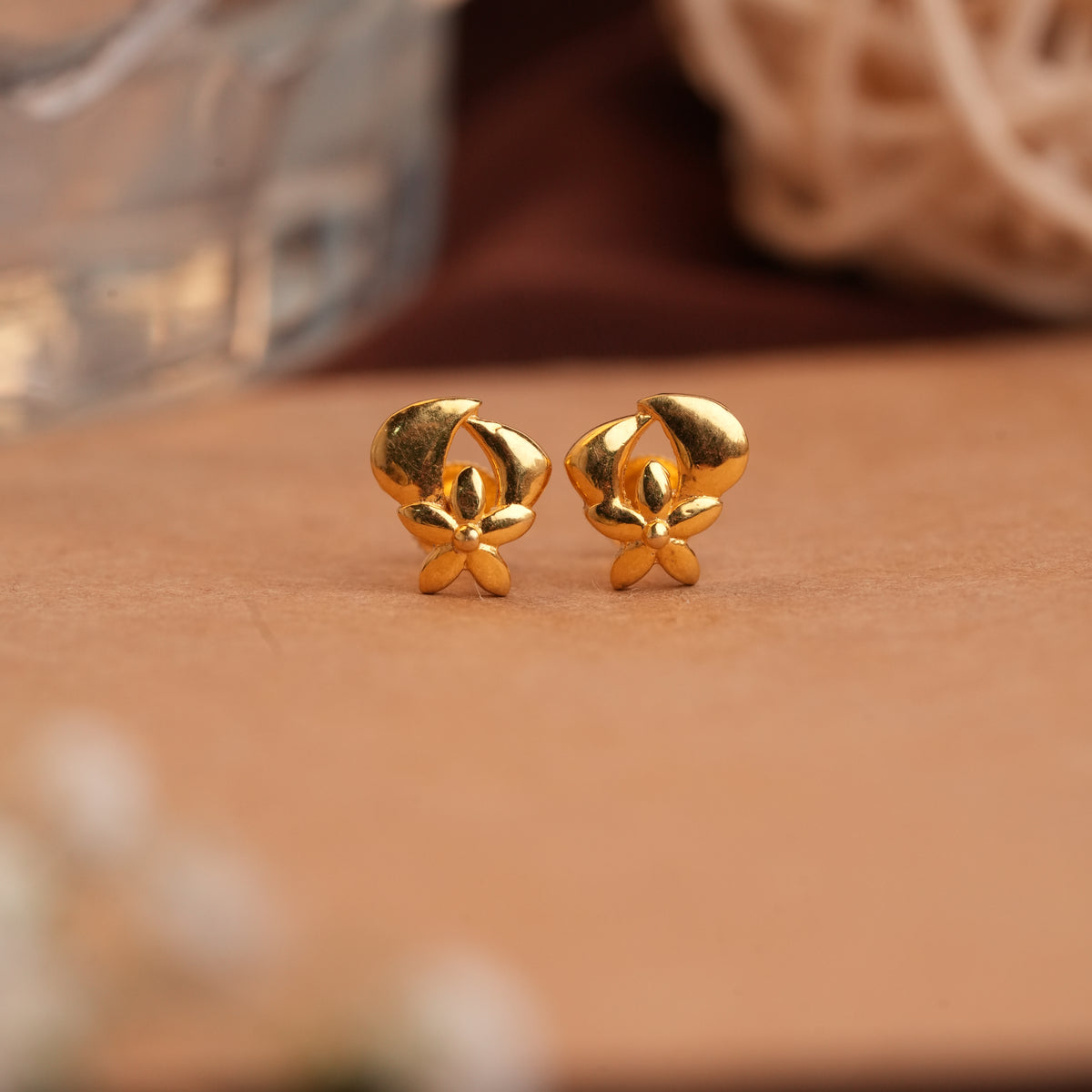 Small flower bud design gold side stud