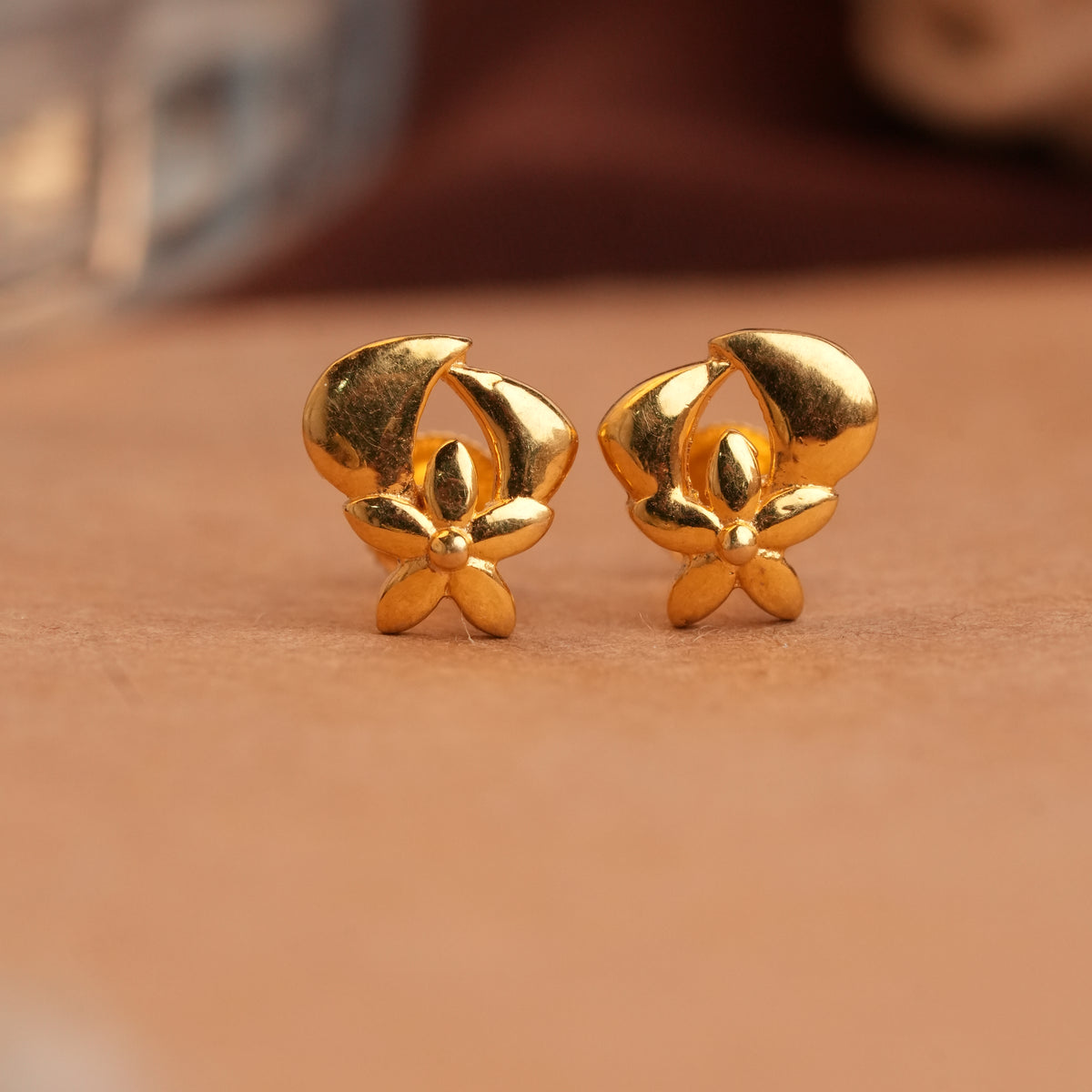 Small flower bud design gold side stud