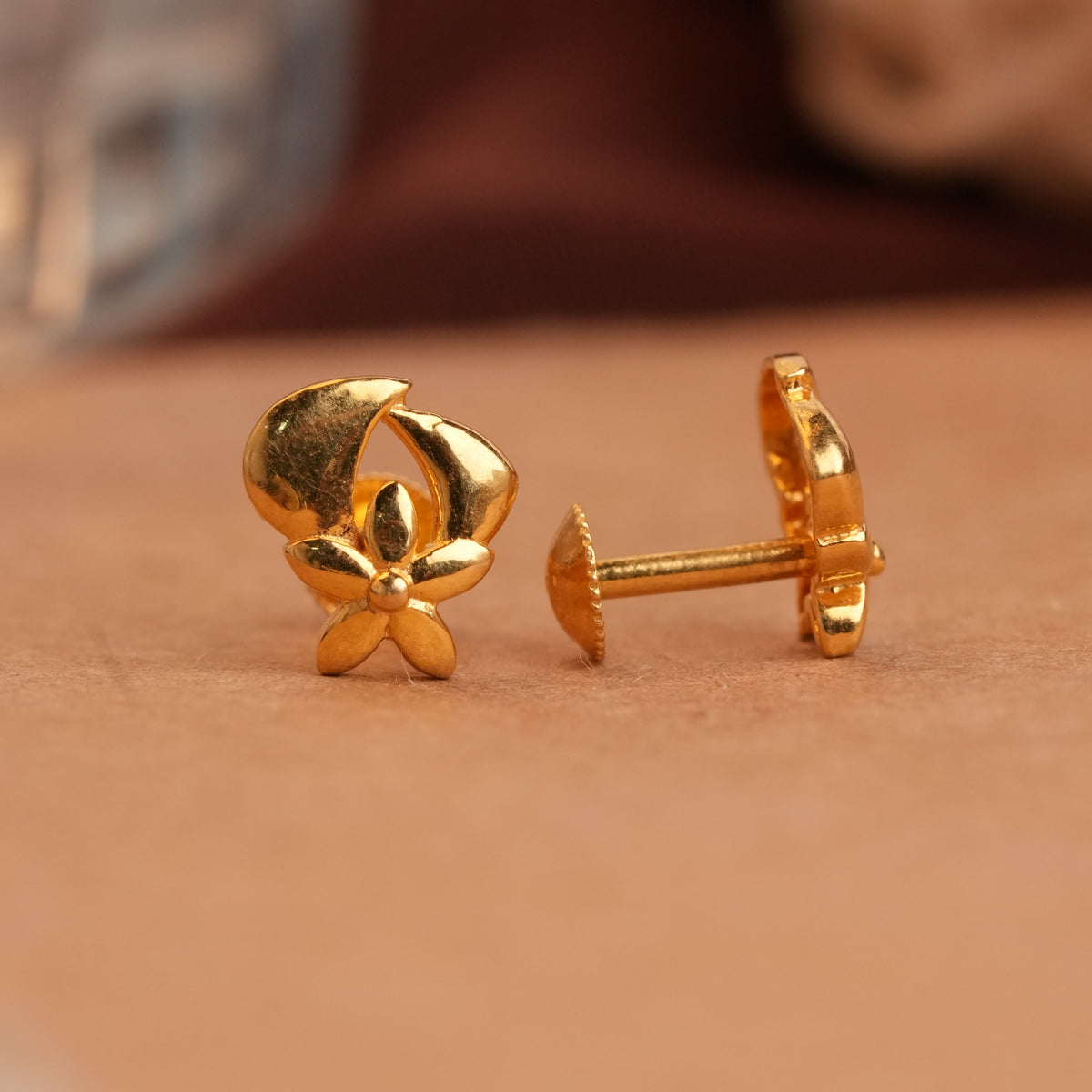 Small flower bud design gold side stud