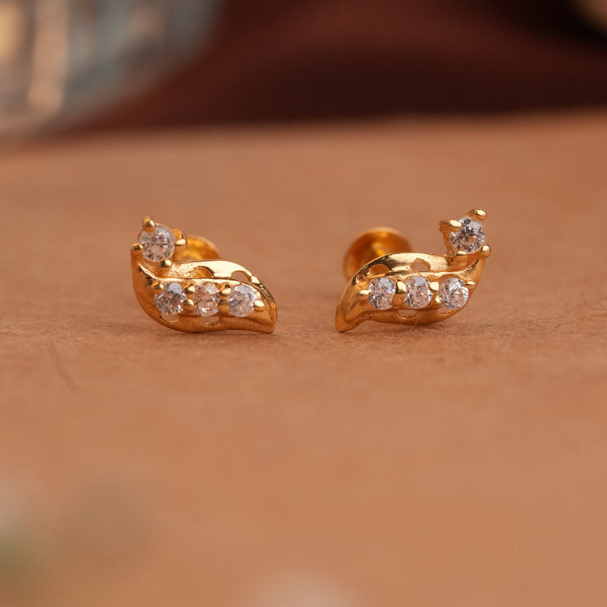 Gold curved vine side stud
