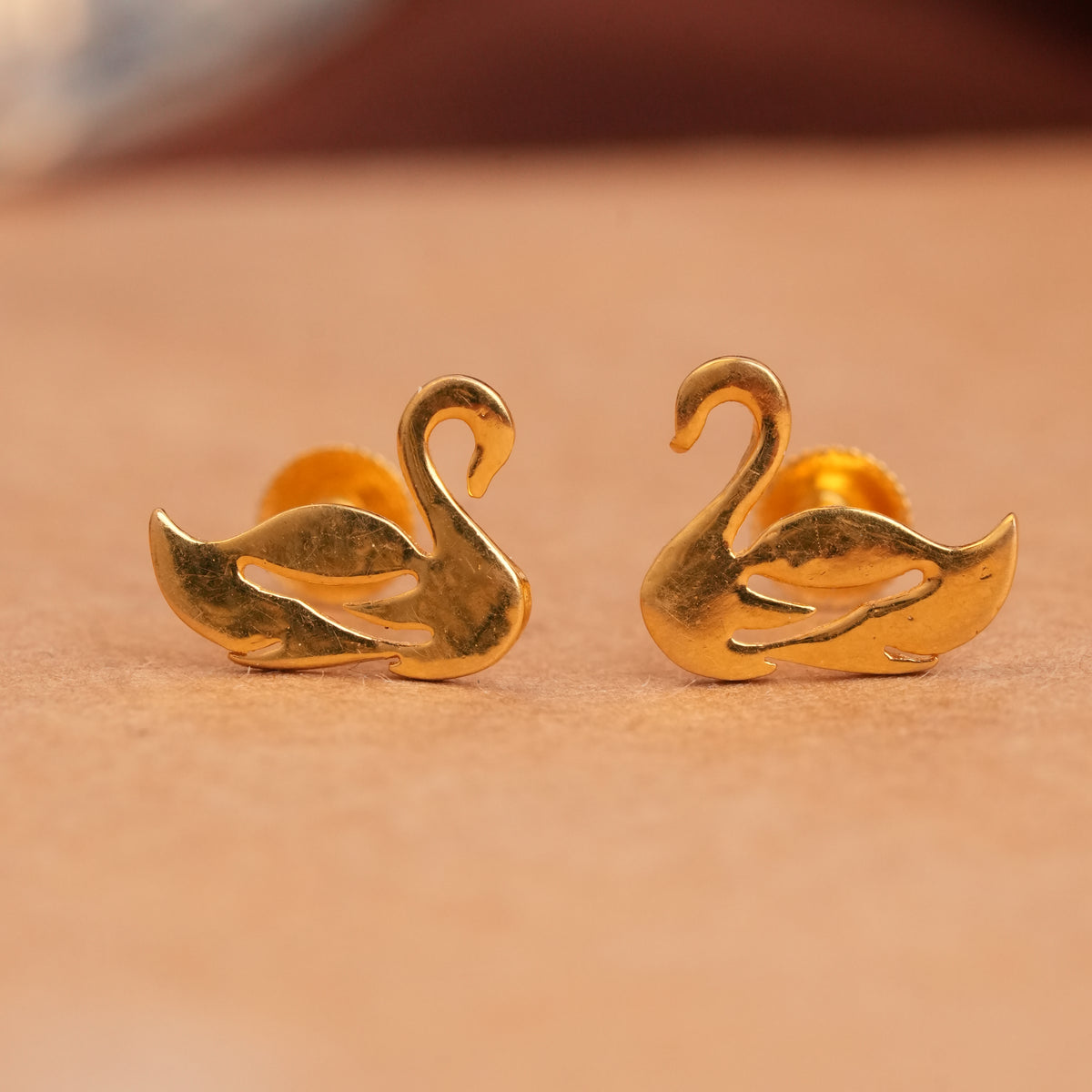 MinimalisT Duck Design Gold Side Stud