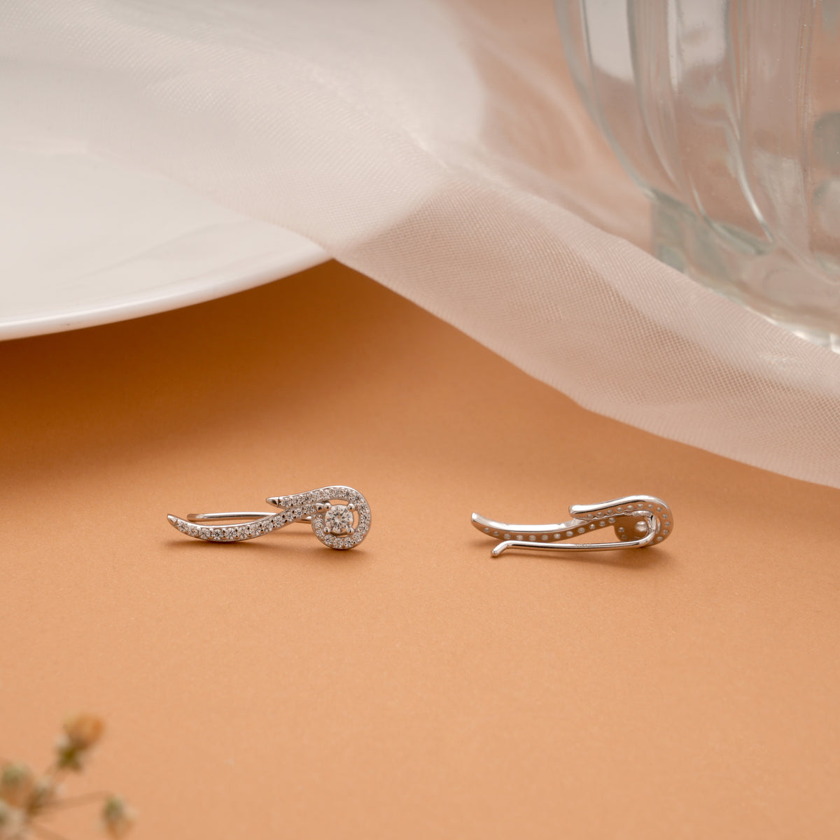 Elegant Wave Design Silver Ear Climber