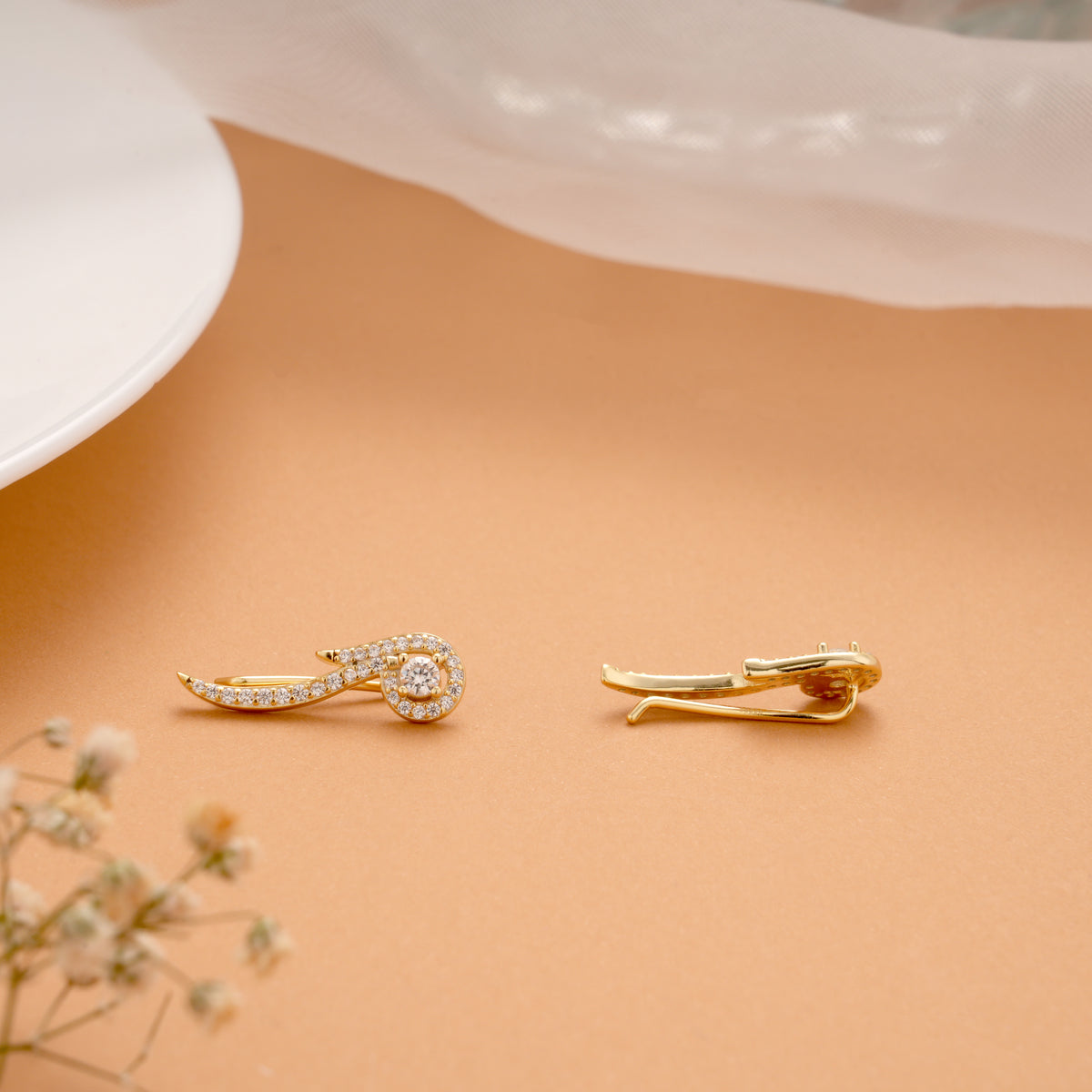 Elegant Wave Design Golden Ear Climber