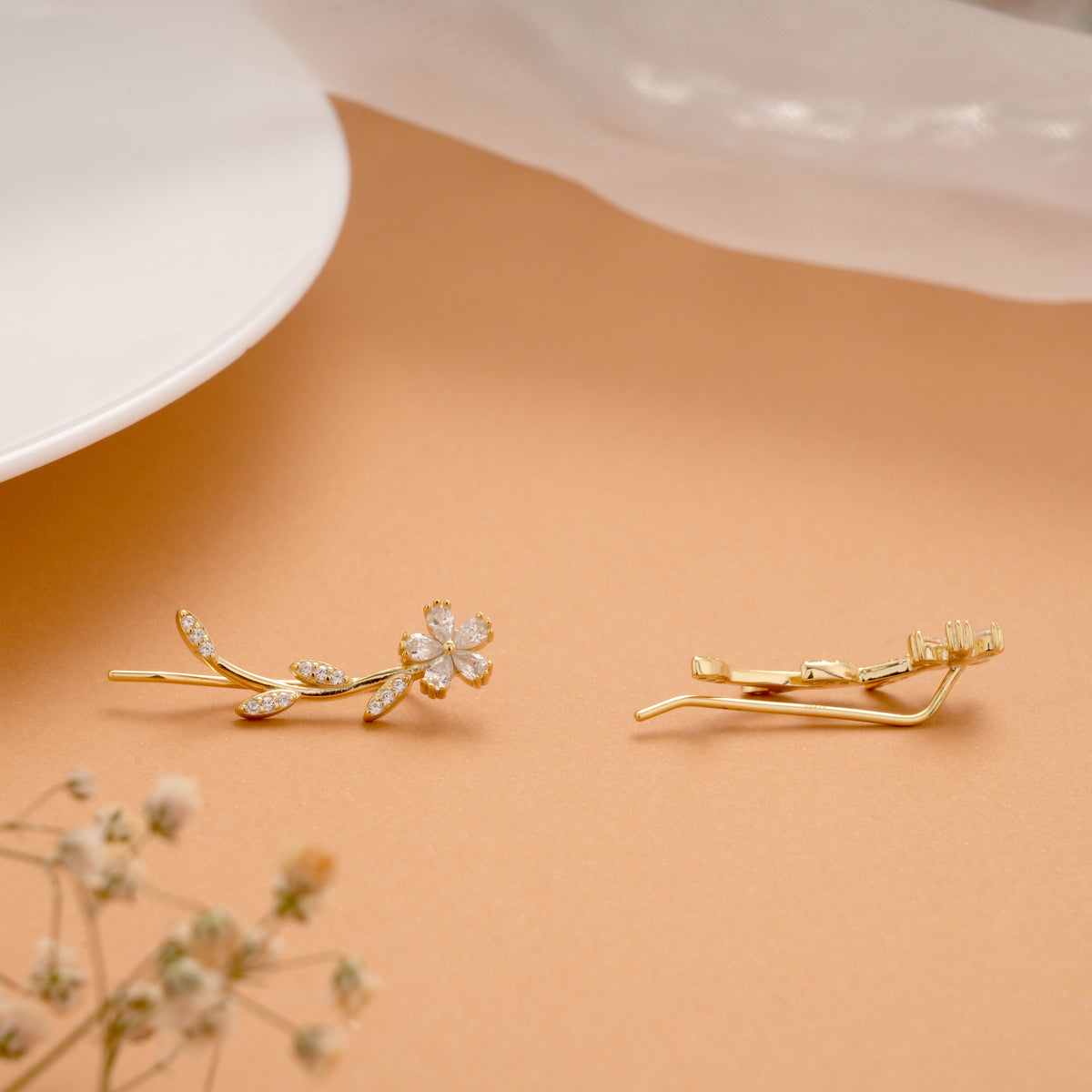 Lovely Blossom with Leaf Golden Ear Crawlers