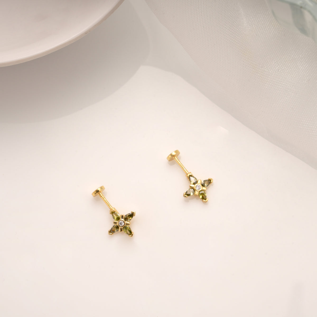Minimalist Green Stone Flower Golden Koppu