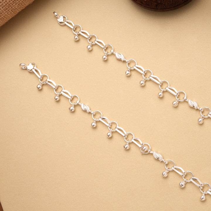 Ethnic Design Link Drops Silver Anklet