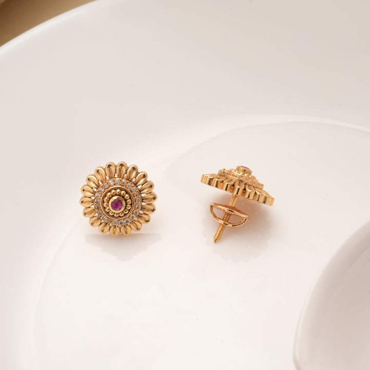 Fantastic Leaf Round Floral Golden Stud