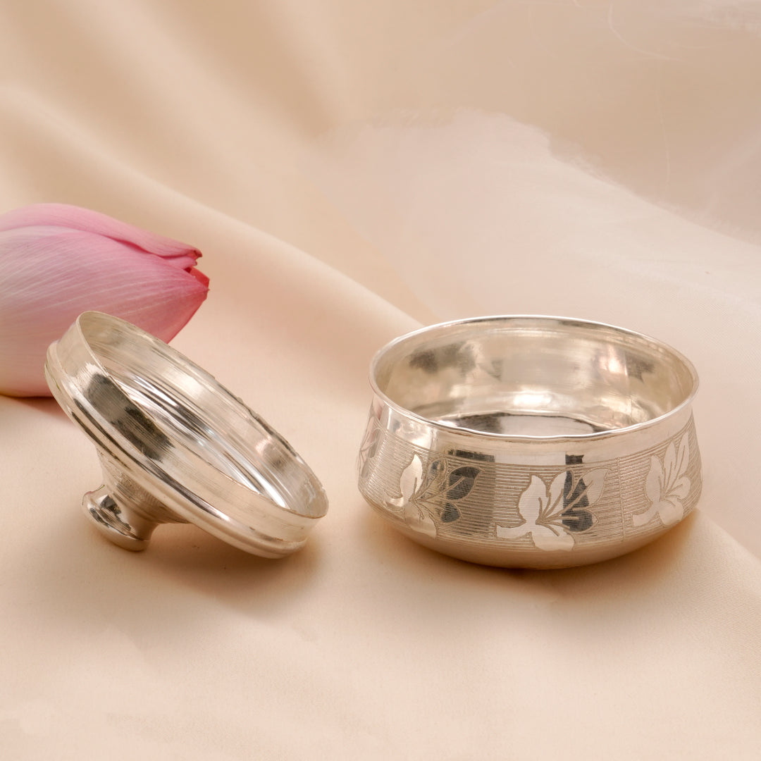 Elegant Leaf Design Silver Powder Box