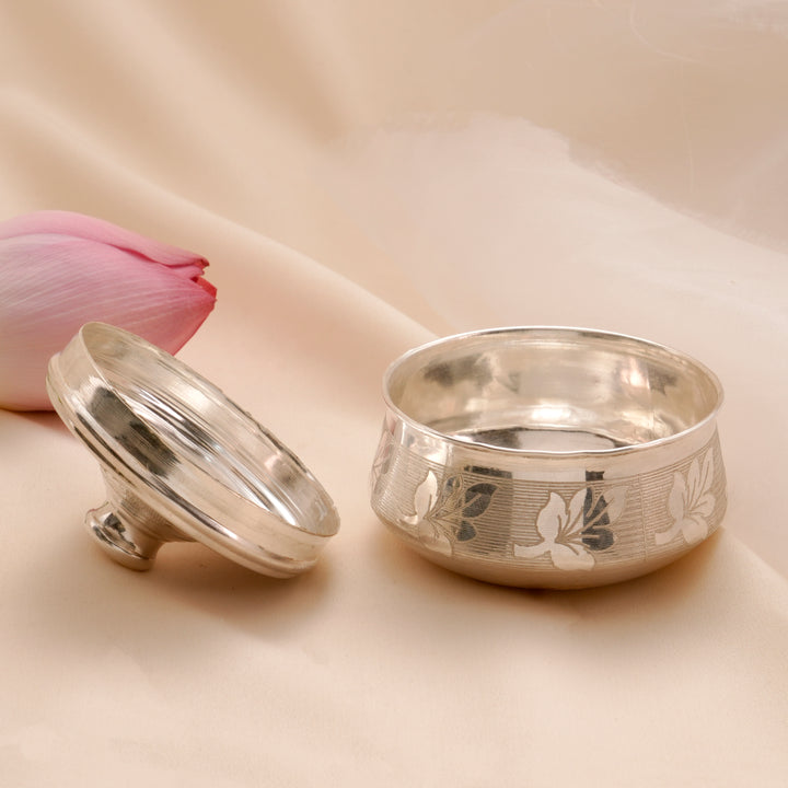 Elegant Leaf Design Silver Powder Box