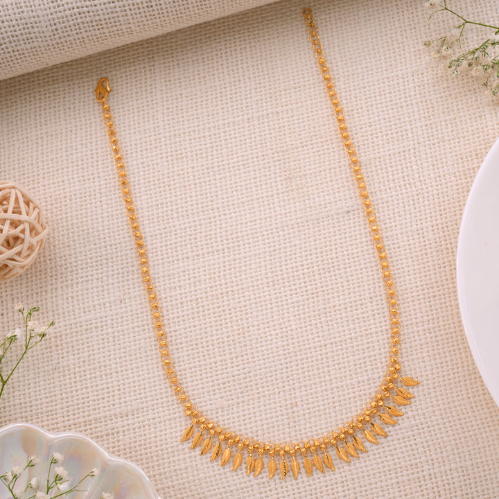 Shimmering Leaf Pattern Gold Necklace