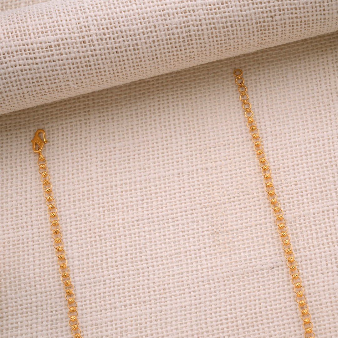 Shimmering Leaf Pattern Gold Necklace