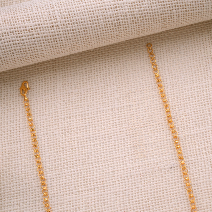 Shimmering Leaf Pattern Gold Necklace